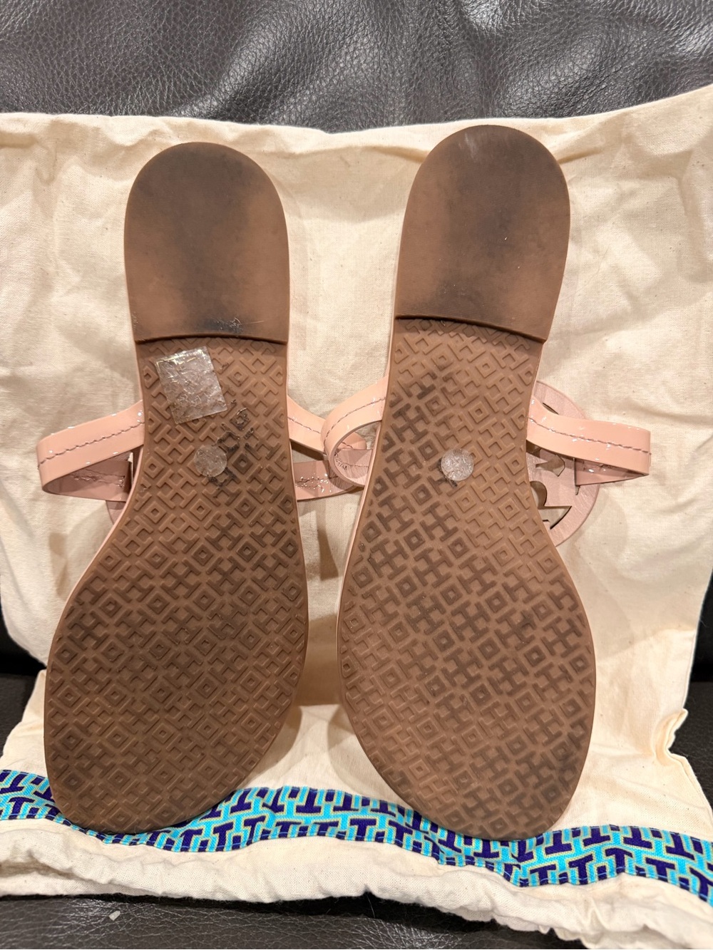 Tory Burch Pink Patent Leather Miller Logo Thong Sandals - Picture 2 of 5